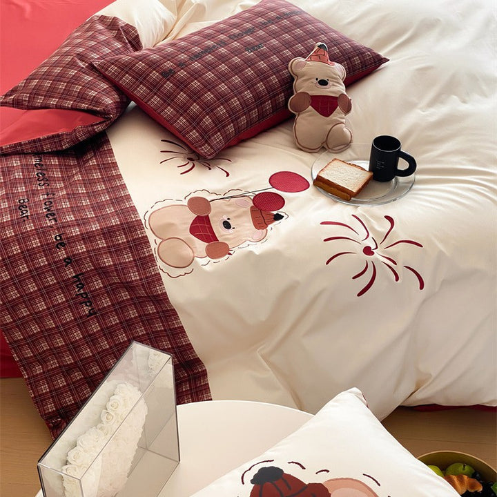 Kinder-Bettwäscheset aus weichem Baumwollsatin mit gesticktem Bären- und Karomotiv Karnz
