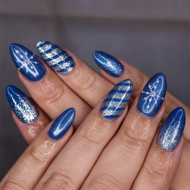 Glamouröse Kunstnägel mit Glitzer- und Musterdesign Karnz