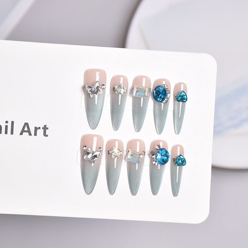 Glamouröse Stiletto-Nagelerweiterungen mit Kristallen Karnz