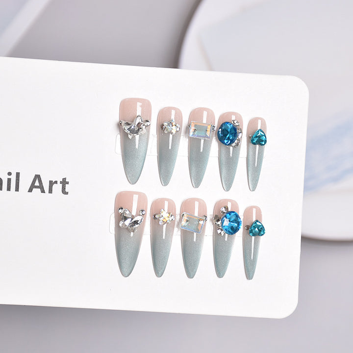 Glamouröse Stiletto-Nagelerweiterungen mit Kristallen Karnz