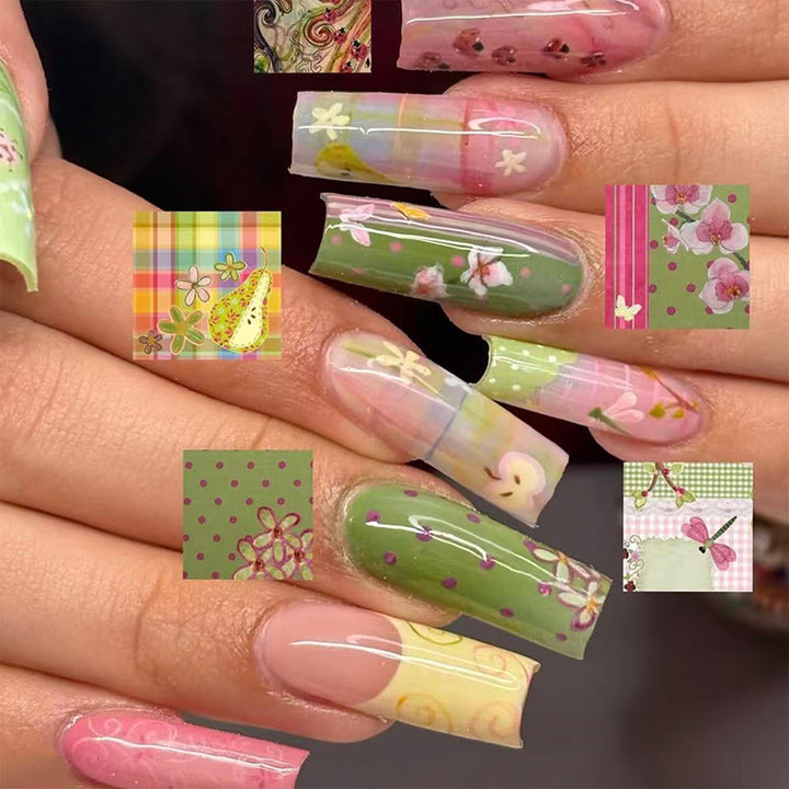 Kunstfingernägel mit Floralen und Farbenfrohen Designs Karnz