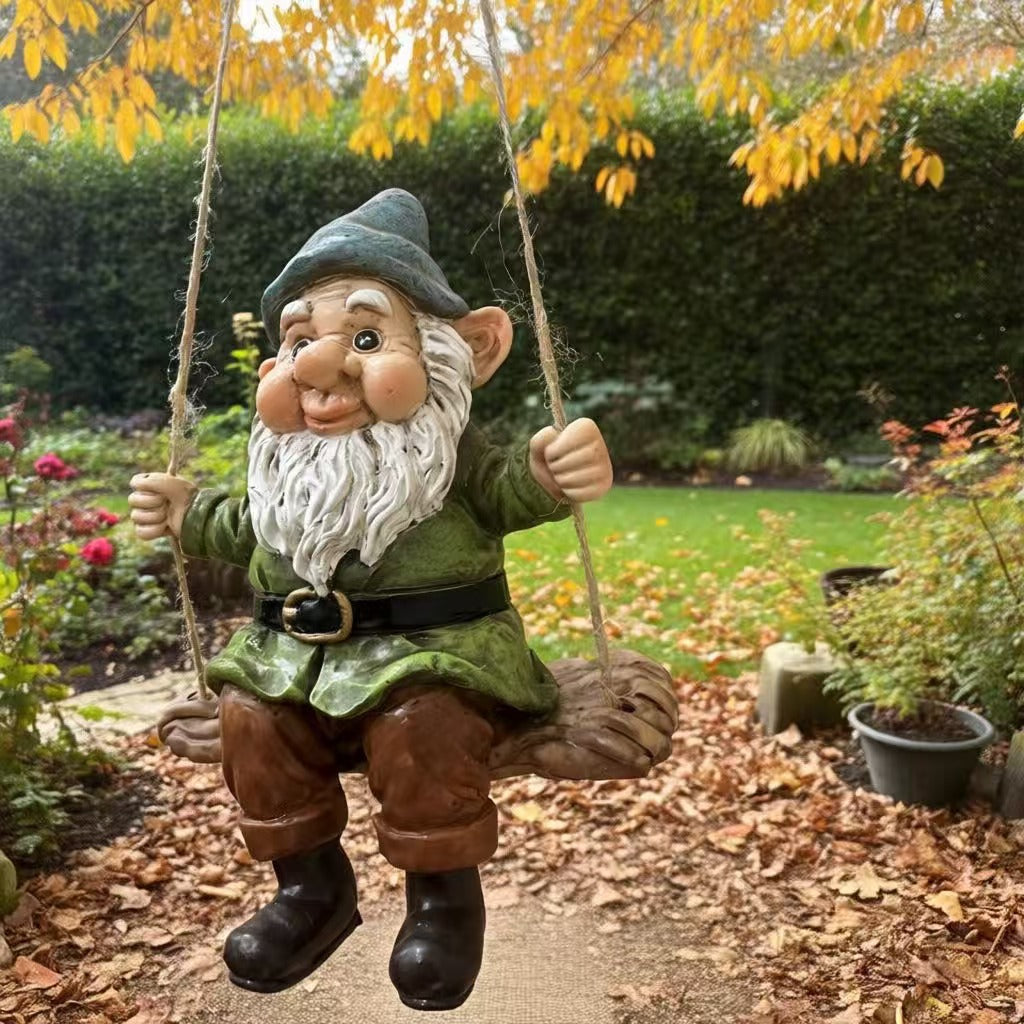 Gartenwichtel auf Schaukel Karnz