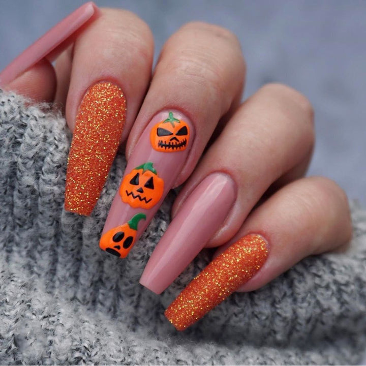 Kunstvolle Nagelkunst mit gruseligen Motiven Karnz