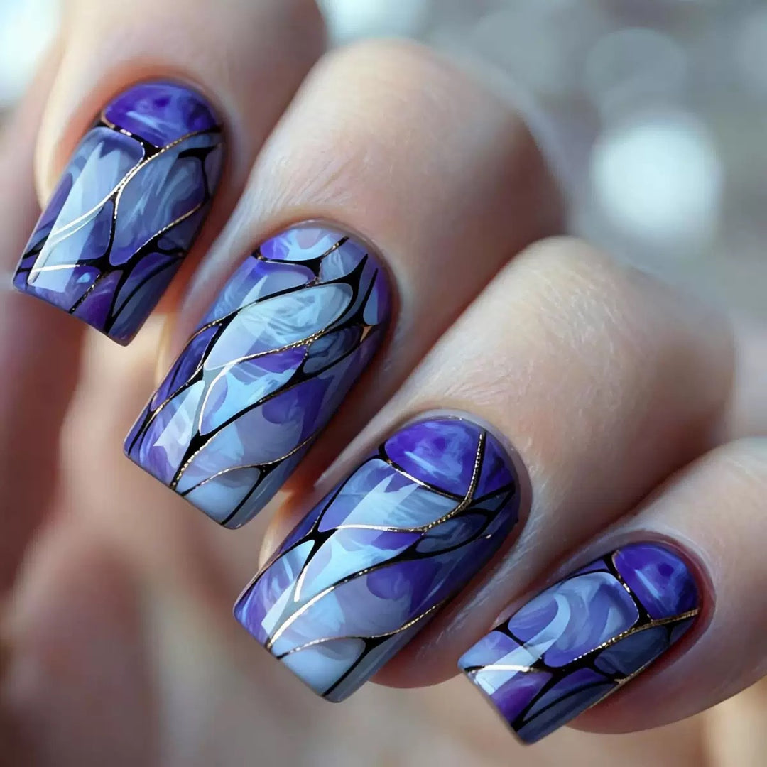 Kunstnagelset mit luxuriösen Marmor-Design und eleganten Akzenten Karnz