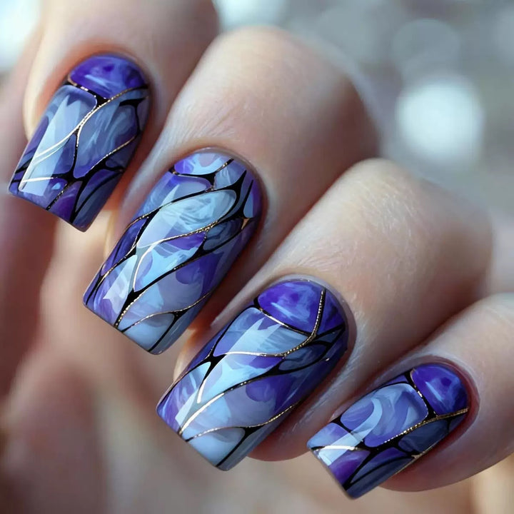 Kunstnagelset mit luxuriösen Marmor-Design und eleganten Akzenten Karnz