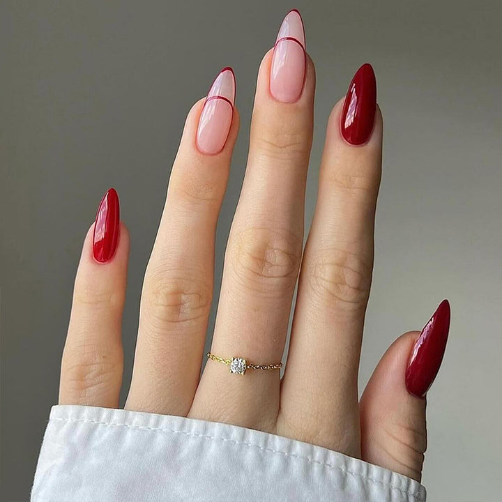 Kunstvolle Stiletto-Nägel mit herzförmigen Akzenten Karnz
