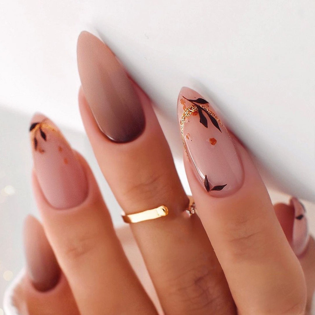 Kreatives Kunstnagelset mit Leopardenmuster und Glitzerakzenten Karnz