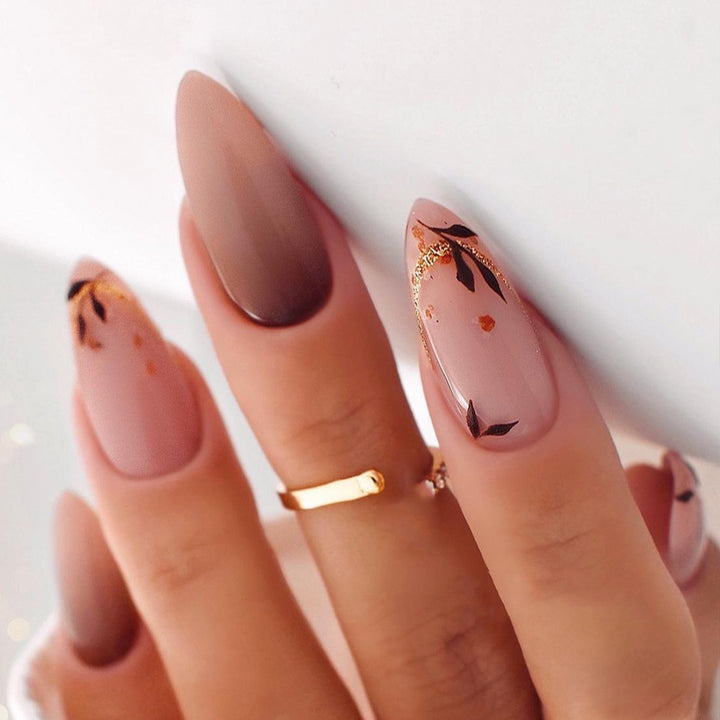 Kreatives Kunstnagelset mit Leopardenmuster und Glitzerakzenten Karnz