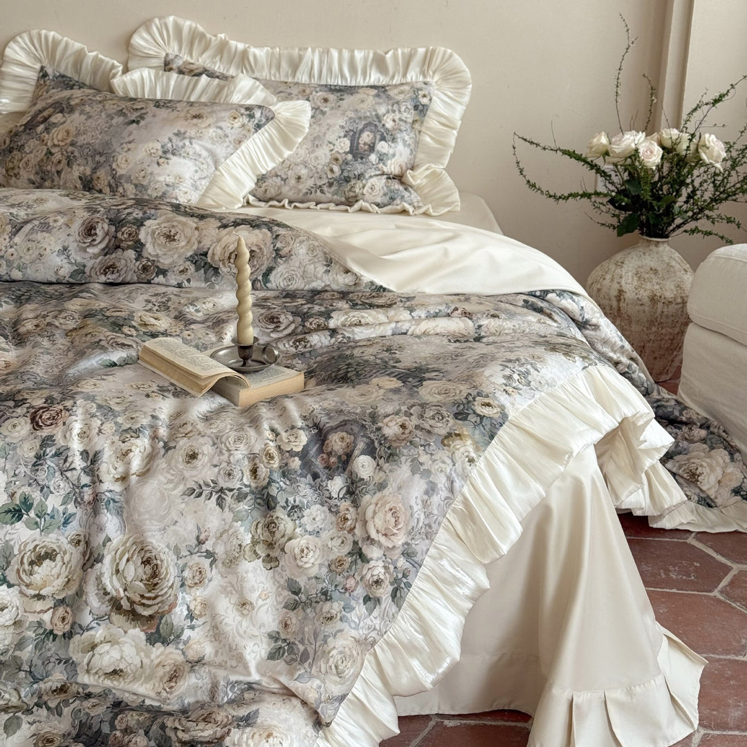 Romantisches Satin-Bettwäscheset mit floraler Jacquardoptik und gerafftem Volant
