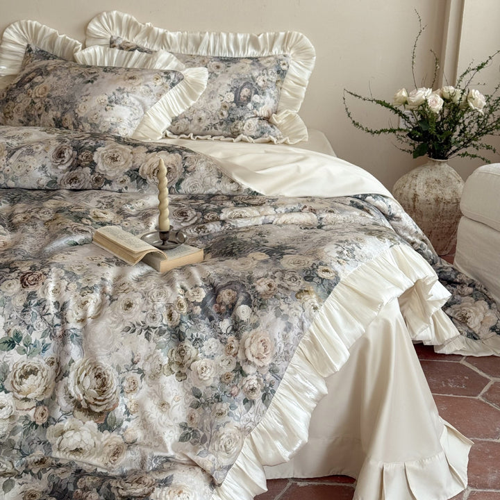 Romantisches Satin-Bettwäscheset mit floraler Jacquardoptik und gerafftem Volant
