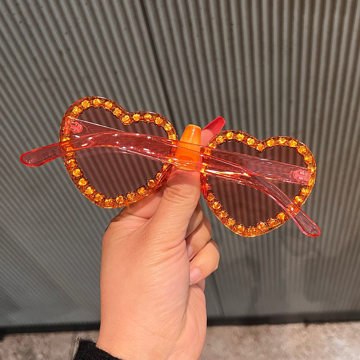Damen Herzförmige Sonnenbrille mit Strassverzierung Karnz