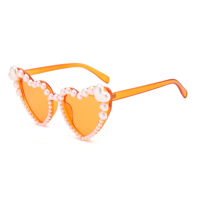 Herzförmige, mit Perlen akzentuierte Sonnenbrille