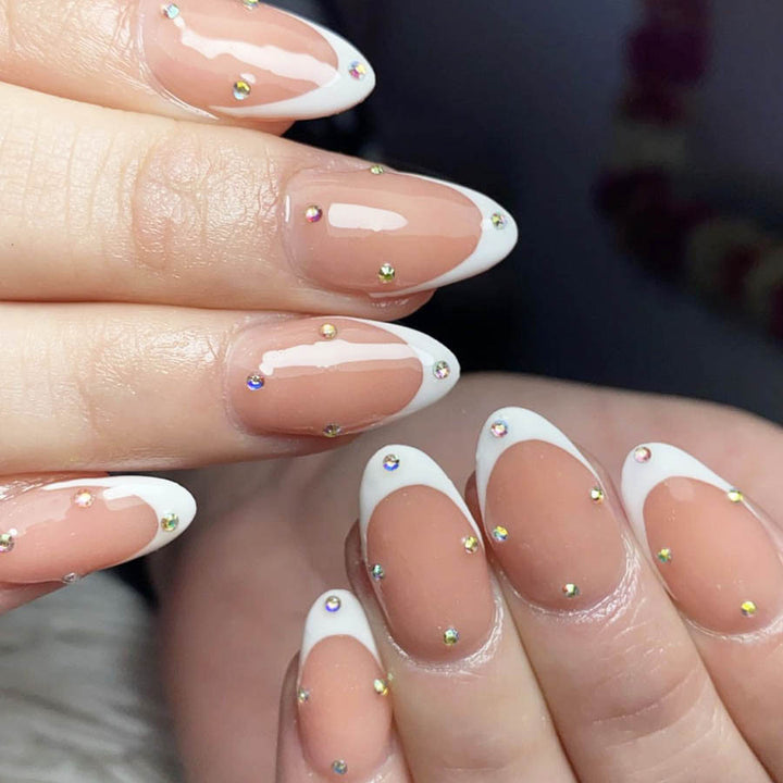 Kunstnagelset mit eleganten French-Spitzen und funkelnden Akzenten Karnz