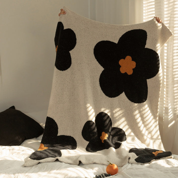 Grobstrick-Bouclé-Wohndecke mit großflächigem Blumenmotiv und Teddy-Textur Karnz