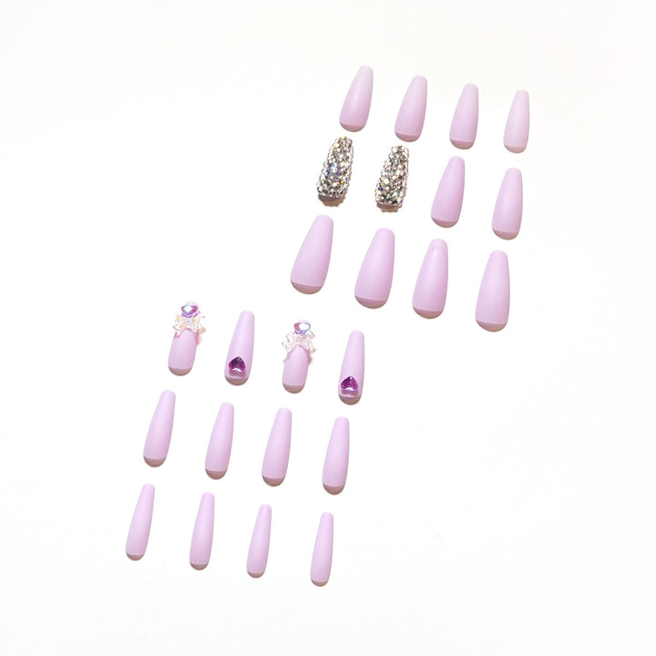 Kunstvolle Stiletto-Nägel mit Glitzer- und Blumenverzierungen Karnz