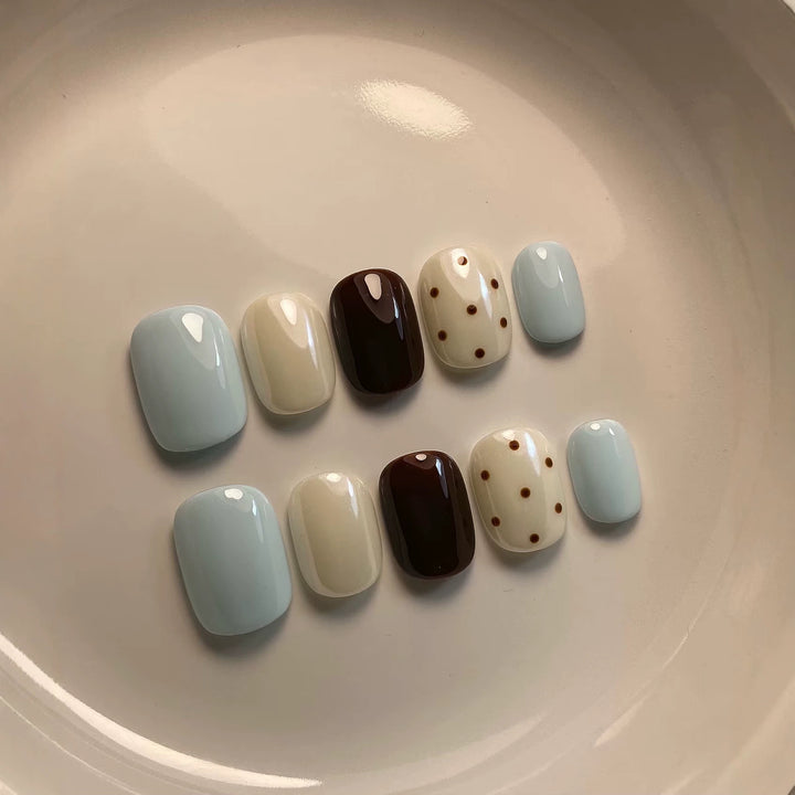 Dekoratives Press-On Nagelkunstset mit einzigartigem Punkt- und glänzendem Finish