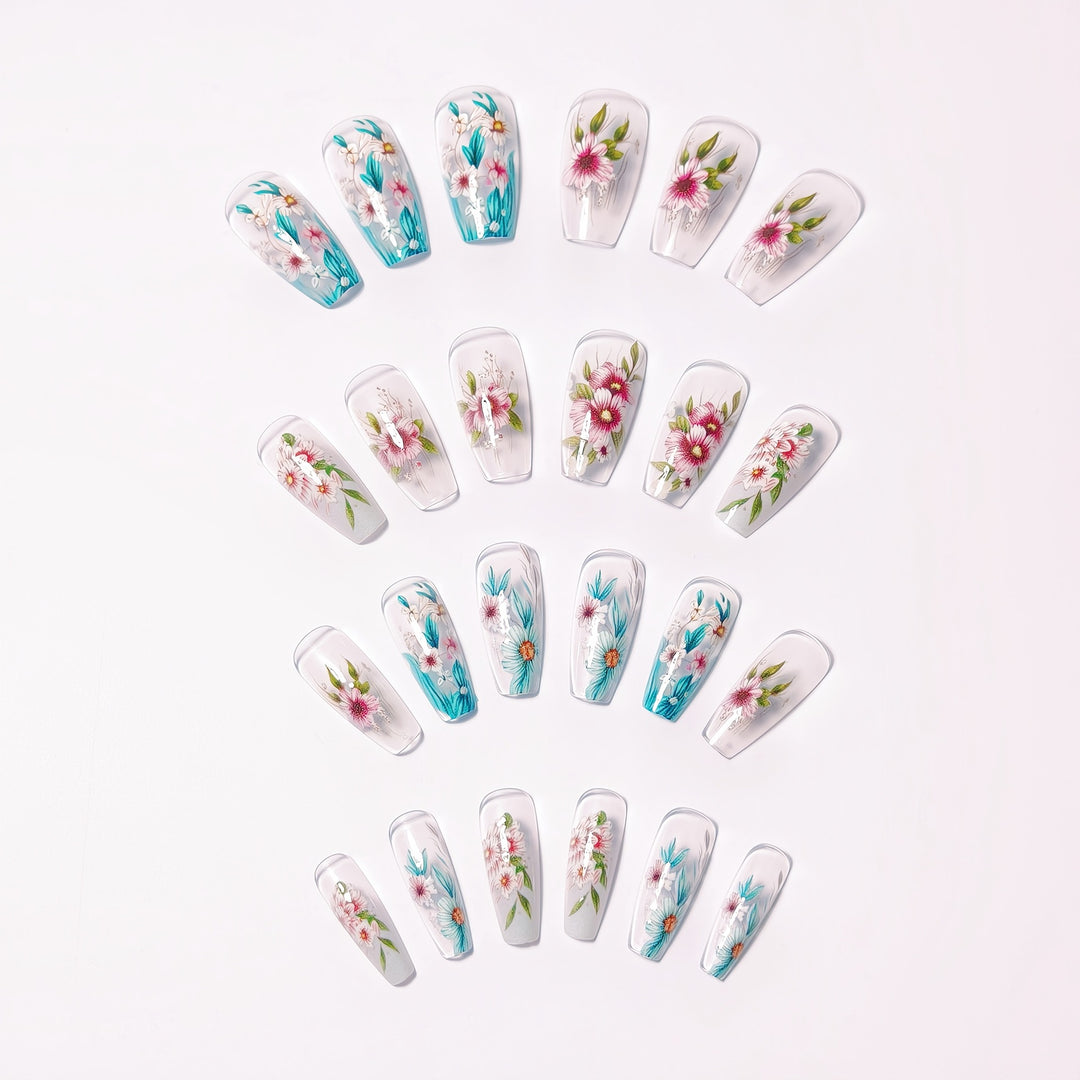 Kunstnageldesign mit Floralen Akzenten Karnz