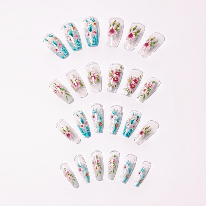 Kunstnageldesign mit Floralen Akzenten Karnz