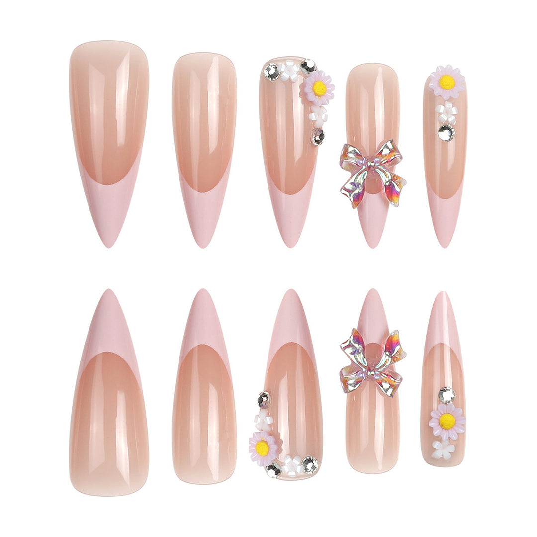 Elegante Stiletto Press-On Nägel mit floralen und Schmuckakzenten Karnz
