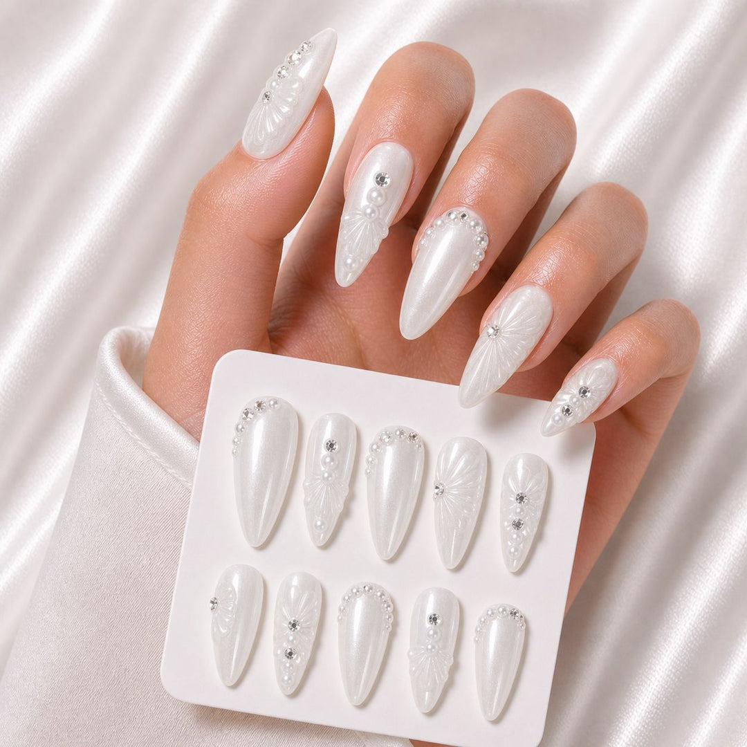 Elegante mit Strass veredelte Nagelspitzen Karnz