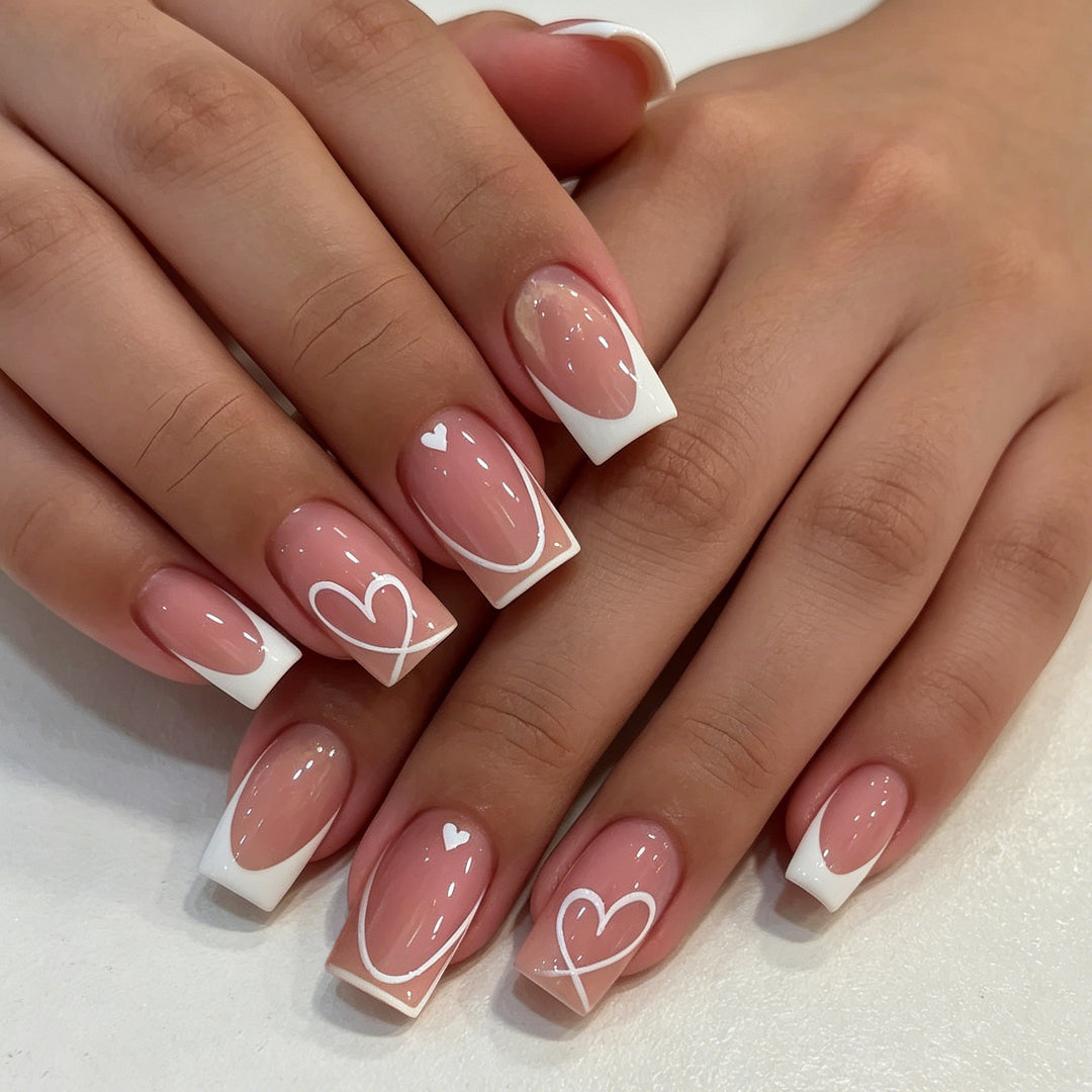 Herz- verziertes französisches Nagelkunst Karnz