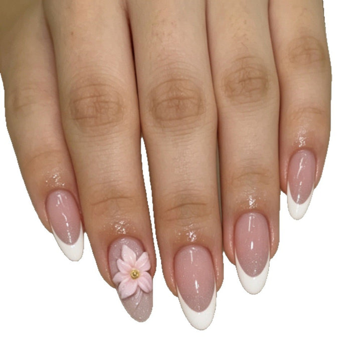 Kunstnägel mit Blumiger Verzierung und Elegantem French-Tip Karnz