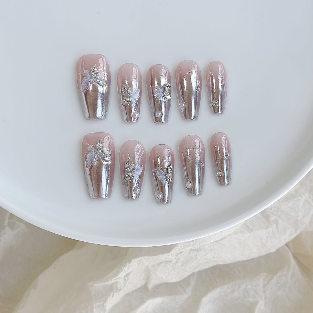 Elegantes Press-On-Nagelkunst-Set mit floralen Verzierungen