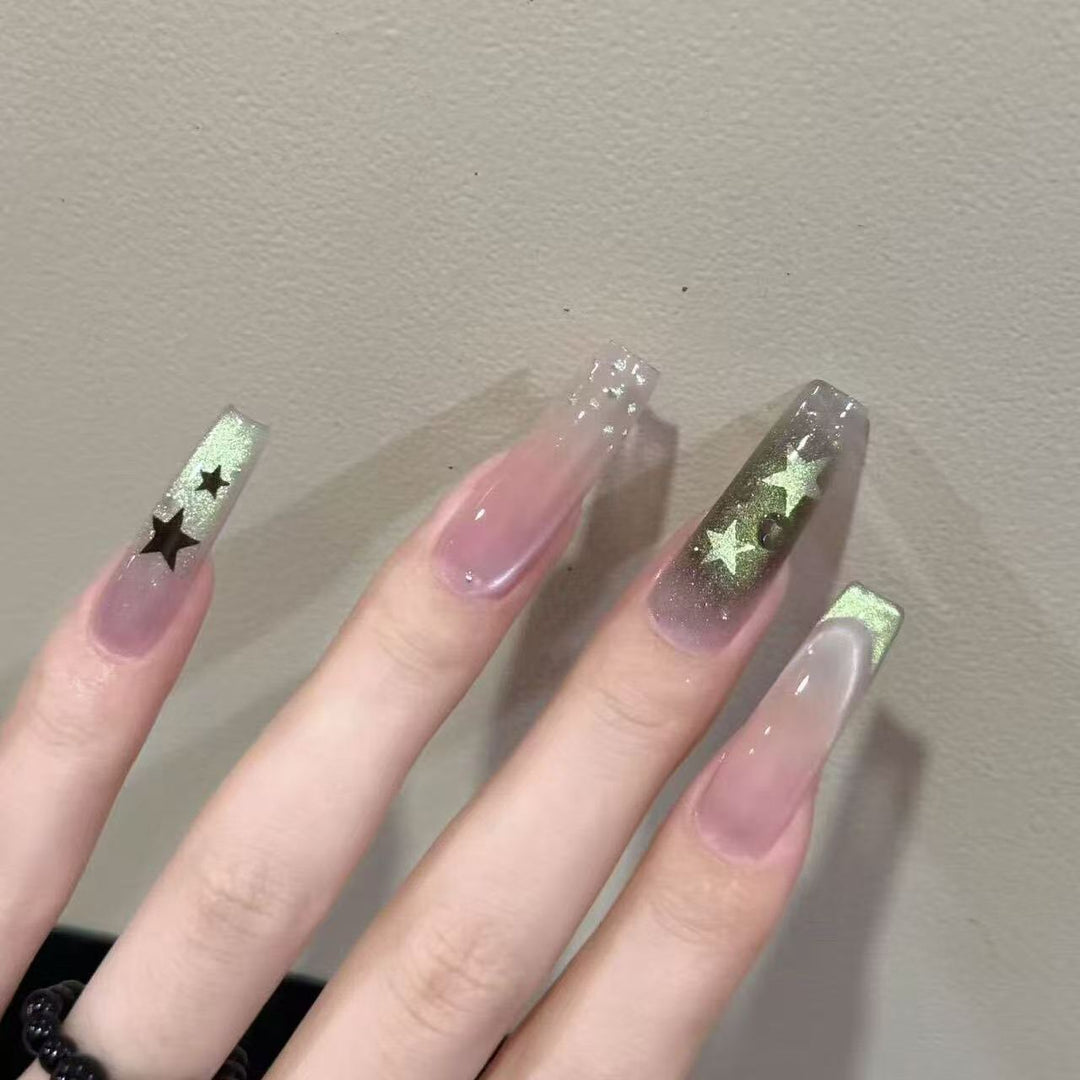 Stylische Glitzerstern-Nagelkunst Karnz