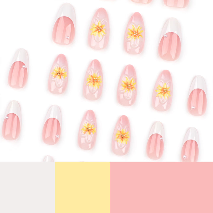 Kunstvolle Stiletto-Nägel mit floralen Akzenten Karnz