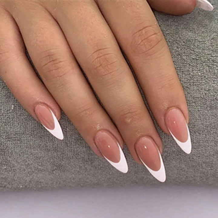 Elegante Stiletto Press-On Nägel mit elegantem französischen Tippdesign Karnz