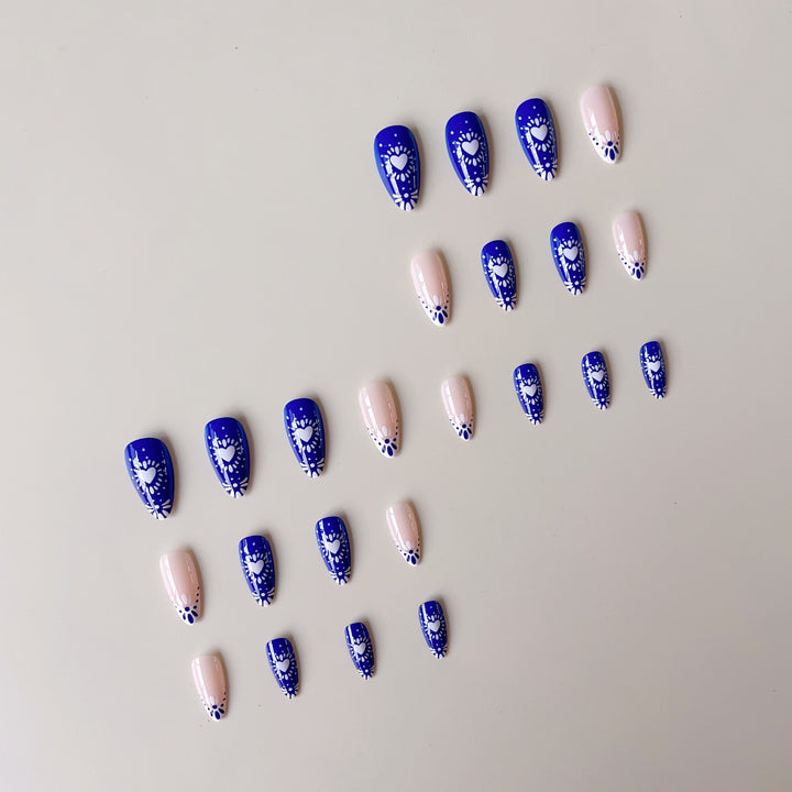 Kunstnagelset mit kreativen Blumen- und Herzmotiven Karnz