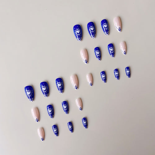 Kunstnagelset mit kreativen Blumen- und Herzmotiven Karnz