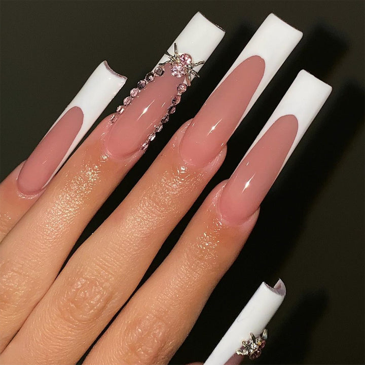Glamouröse Kunstnagelspitzen mit 3D-Schmuckelementen Karnz