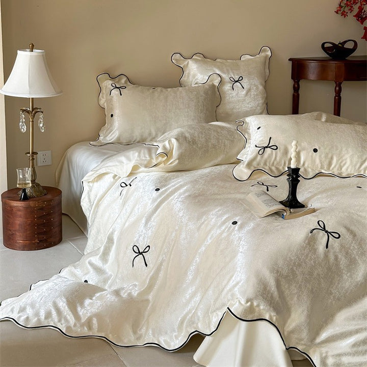 Luxuriöses Satin-Bettwäsche-Set mit Schleifenstickerei und Paspelierung Karnz