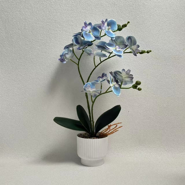 Realistische künstliche Orchideenpflanze mit dekorativem Topf