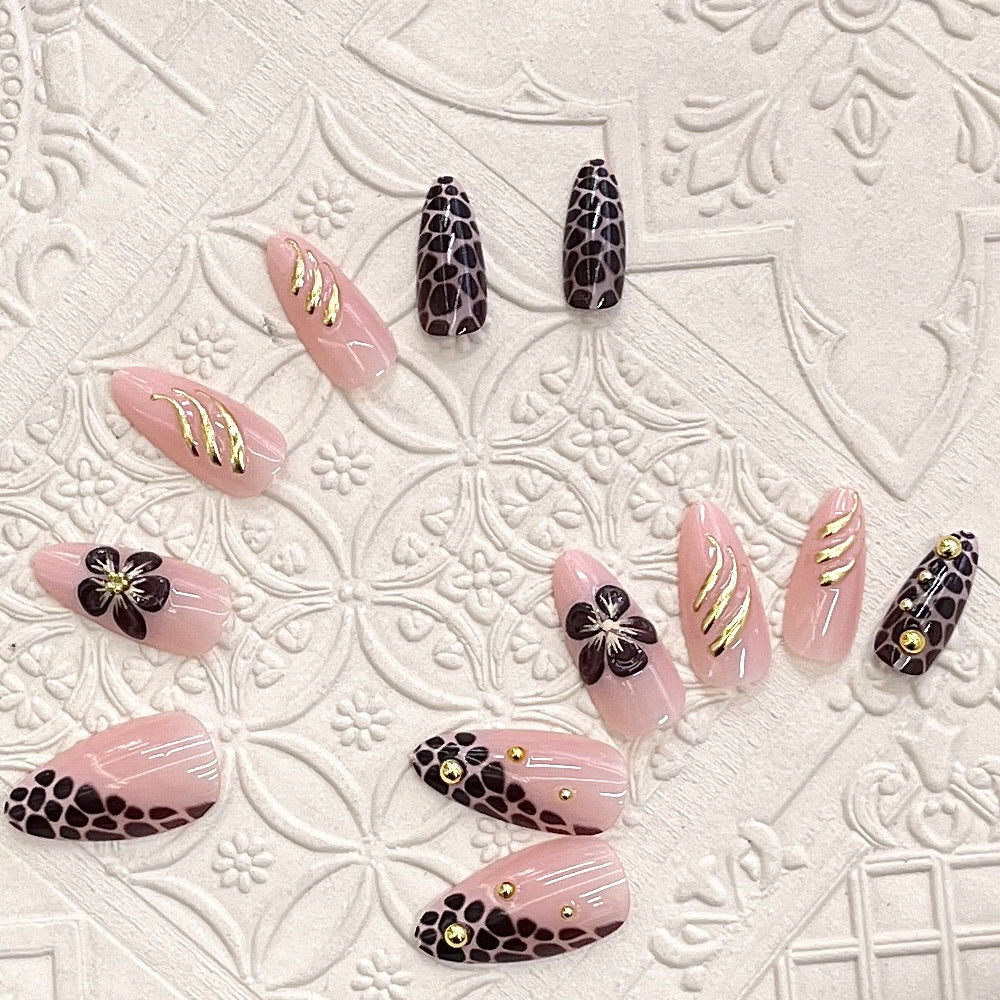 Künstlerisches Press-On Nagelset mit floralem und Leopardenakzent Karnz