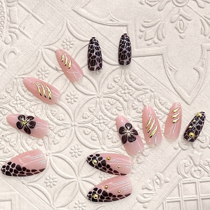 Künstlerisches Press-On Nagelset mit floralem und Leopardenakzent Karnz