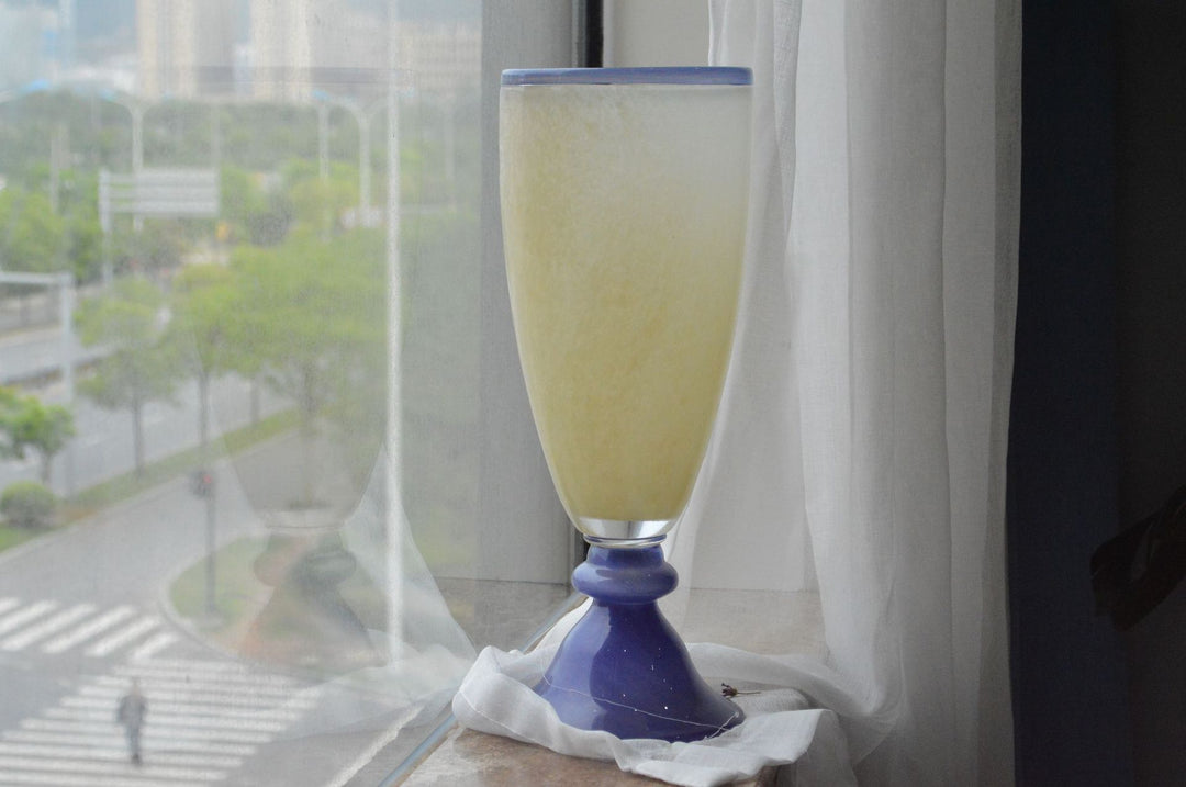 Mouthblown gerippte Podest Kunstglas Trompetenvase Karnz
