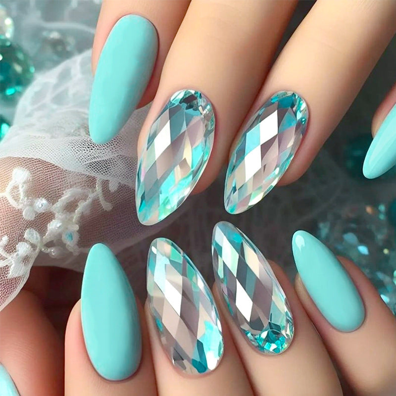 Kunstnagelset mit eleganten Farbverlauf und einzigartigen Designs Karnz