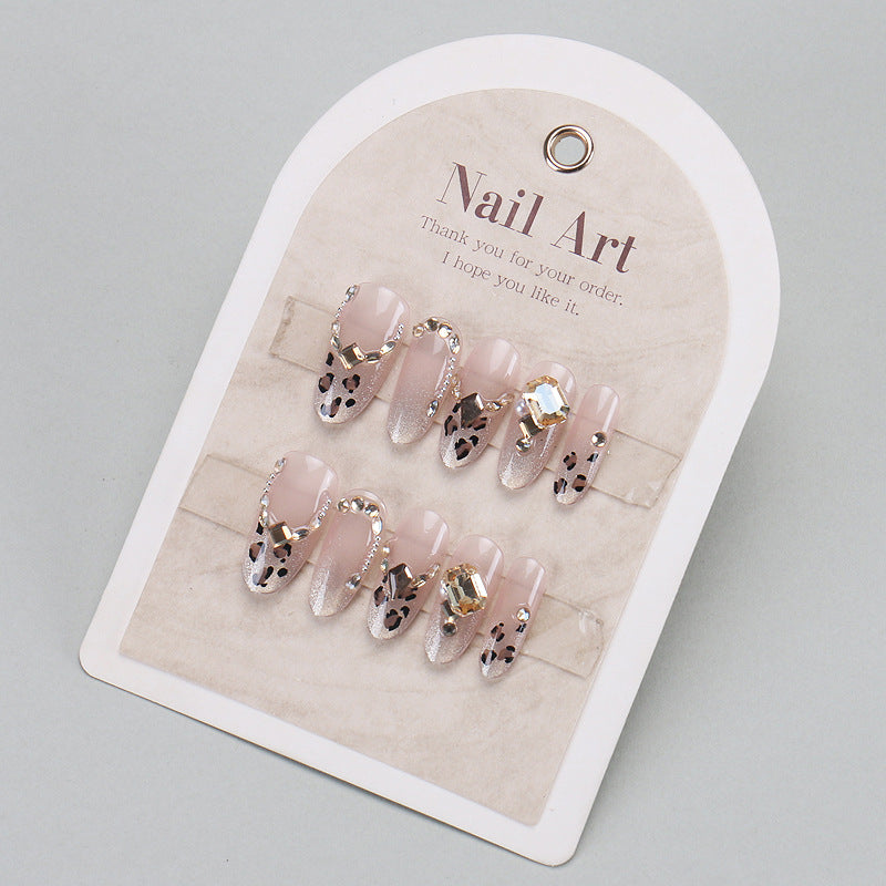 Elegantes Press-On-Nageldesign mit Strassakzenten Karnz