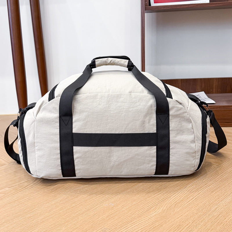 Geräumige Reisetasche mit mehreren Fächern