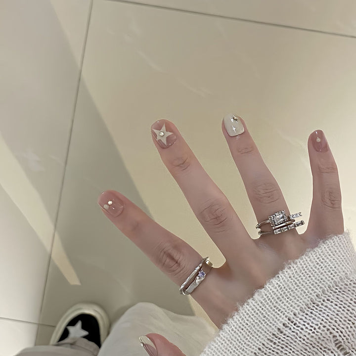 Kunstnägel mit Eleganten Glitzerakzenten Karnz