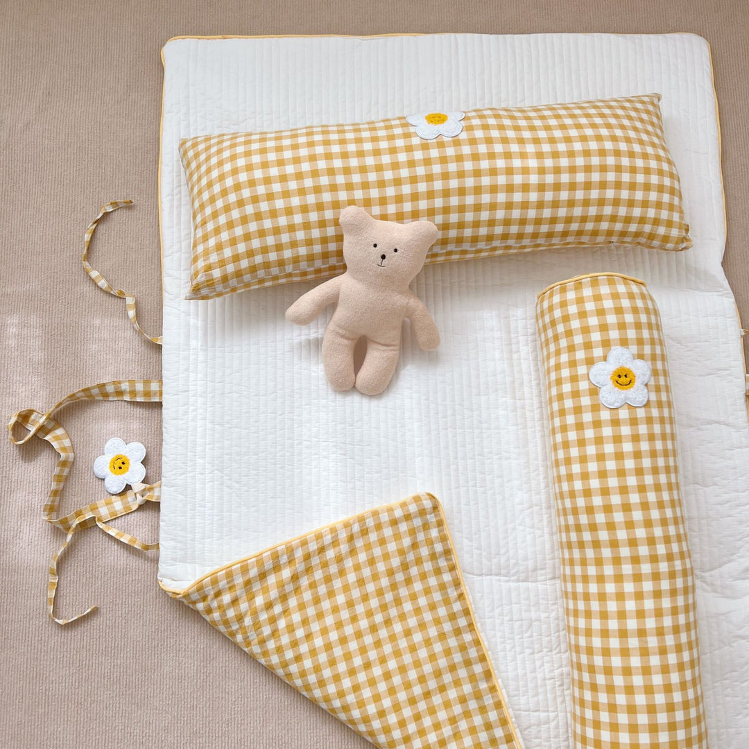 Kinderbett-Nestchen-Set mit Vichy-Karo, gestepptem Matratzenschoner und länglicher Kuschelrolle