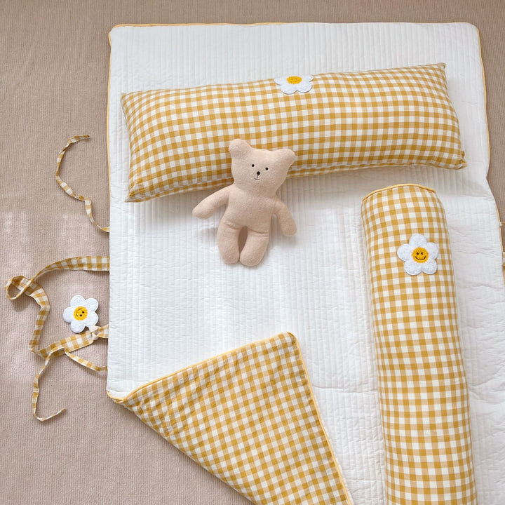 Kinderbett-Nestchen-Set mit Vichy-Karo, gestepptem Matratzenschoner und länglicher Kuschelrolle