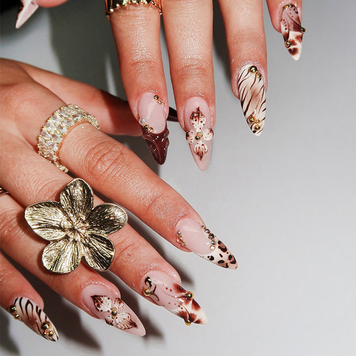 Künstlerisches Press-On-Nagelset mit floralen und Tierprint-Designs Karnz