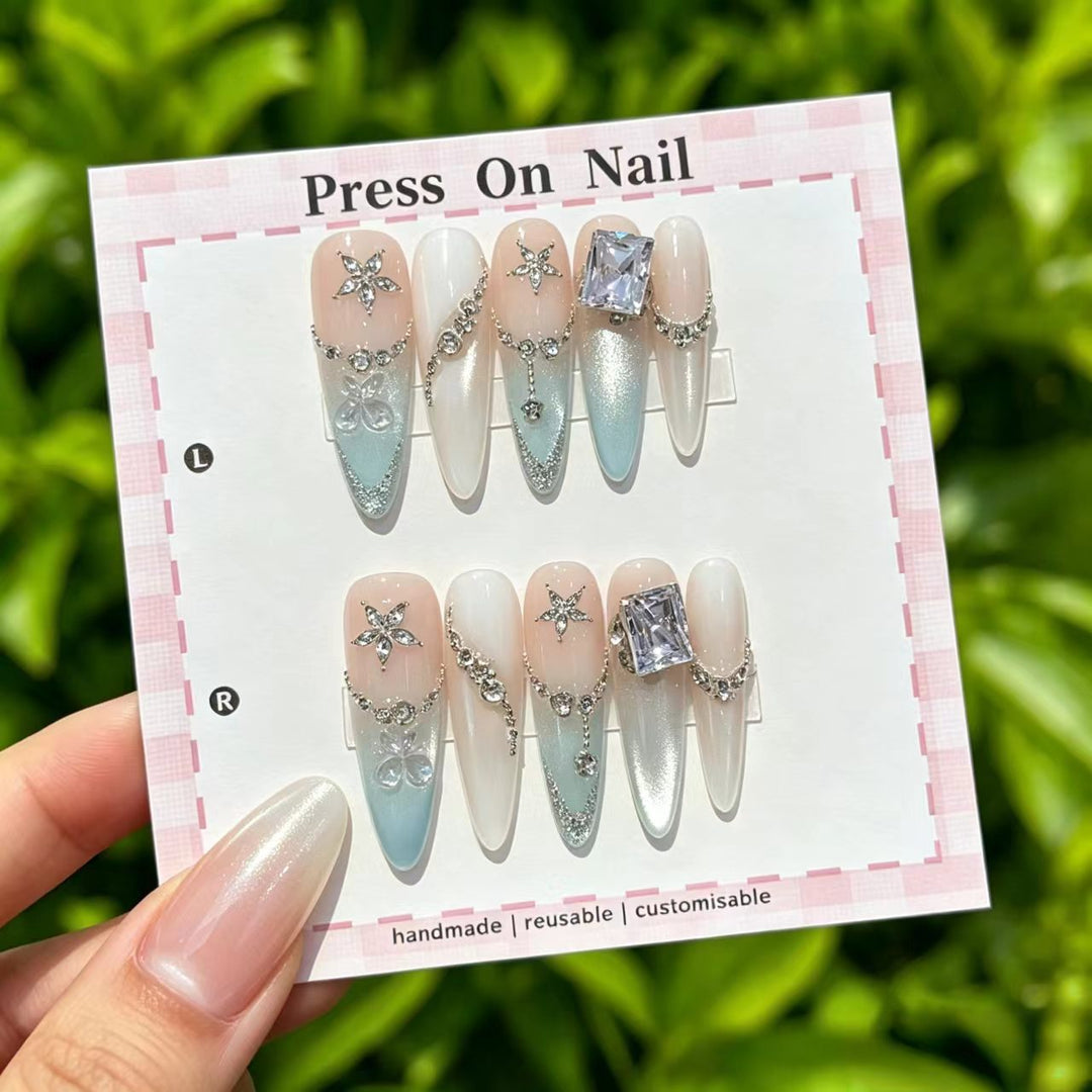 Glamourös Press-On Nagelkunst Set mit dekorativen Strasssteinen
