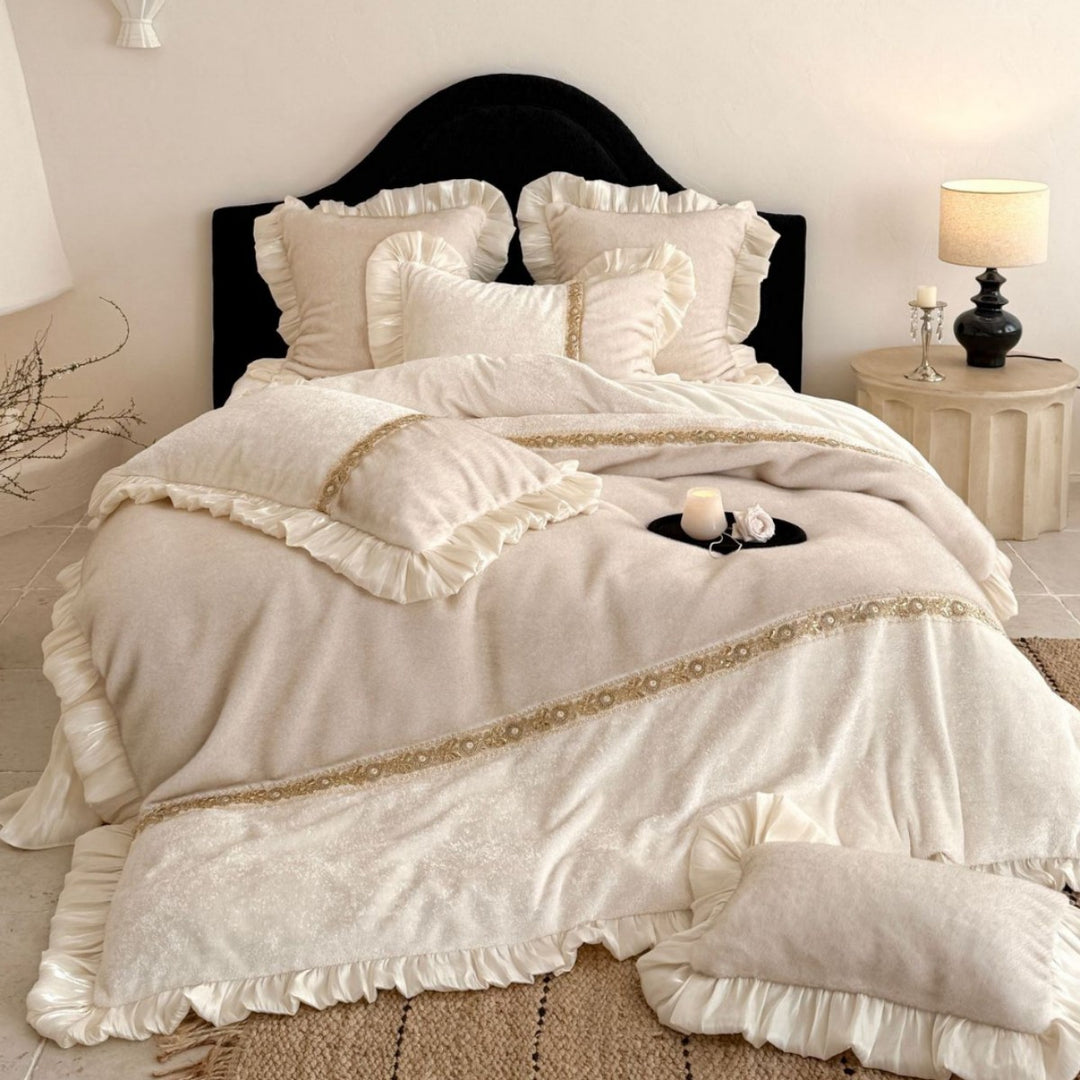 Rüschendes Velvet-Struktur Bettwäsche Set mit goldener Spitzenkante & satin-glänzenden Kissenbezügen