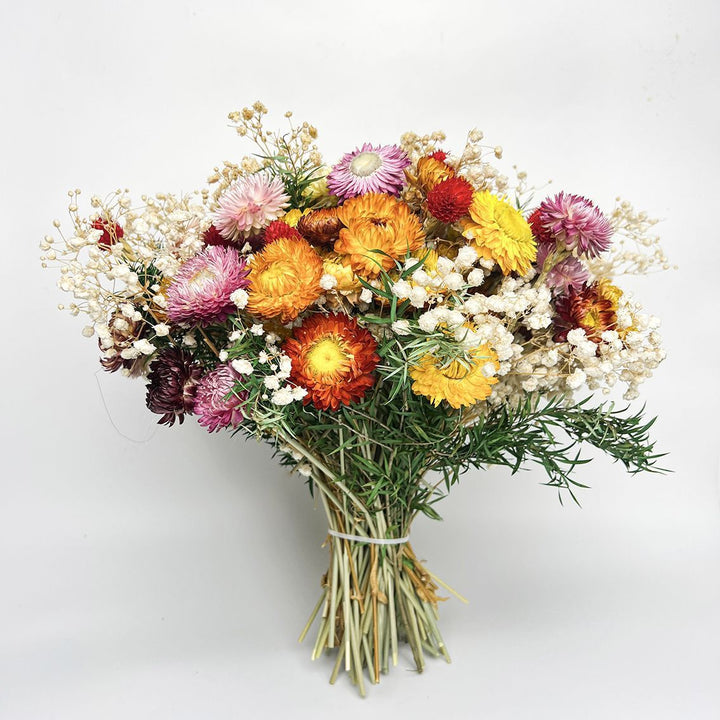 Trockenblumenstrauß mit natürlichen Akzenten