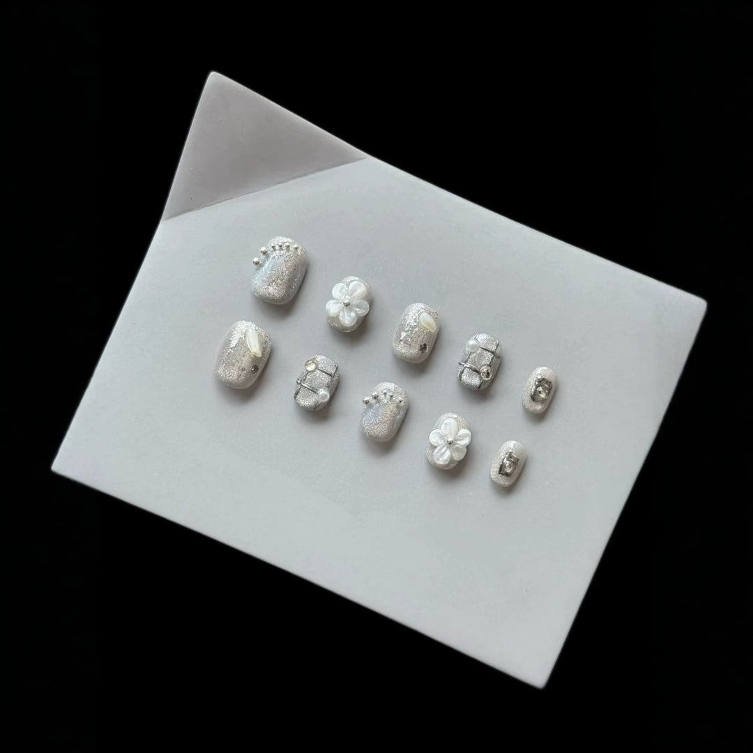 Elegantes Druck-On-Nagelkunst-Set mit funkelnden Blumendesigns