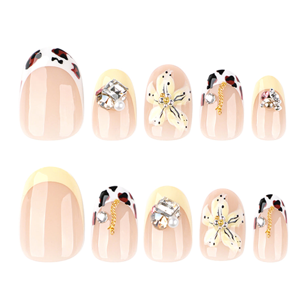 Exklusive Nagelkunst mit floralem Design und Glitzerakzenten Karnz